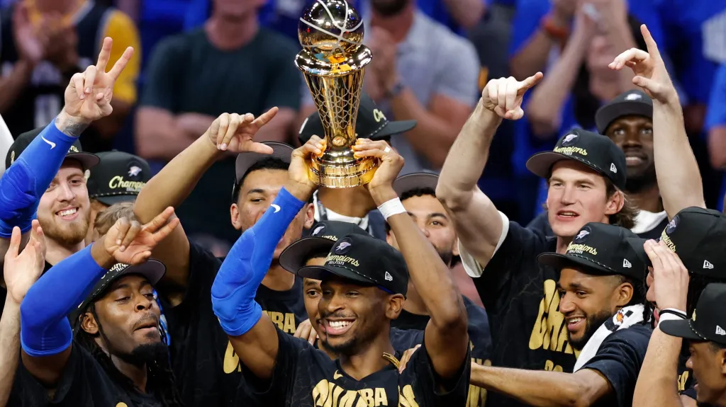 Hráči Oklahomy s vítěznou trofejí