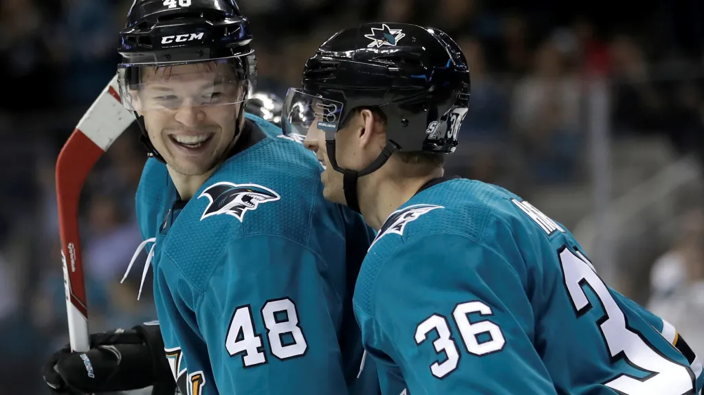 Tomáš Hertl (vlevo) ze San Jose Sharks