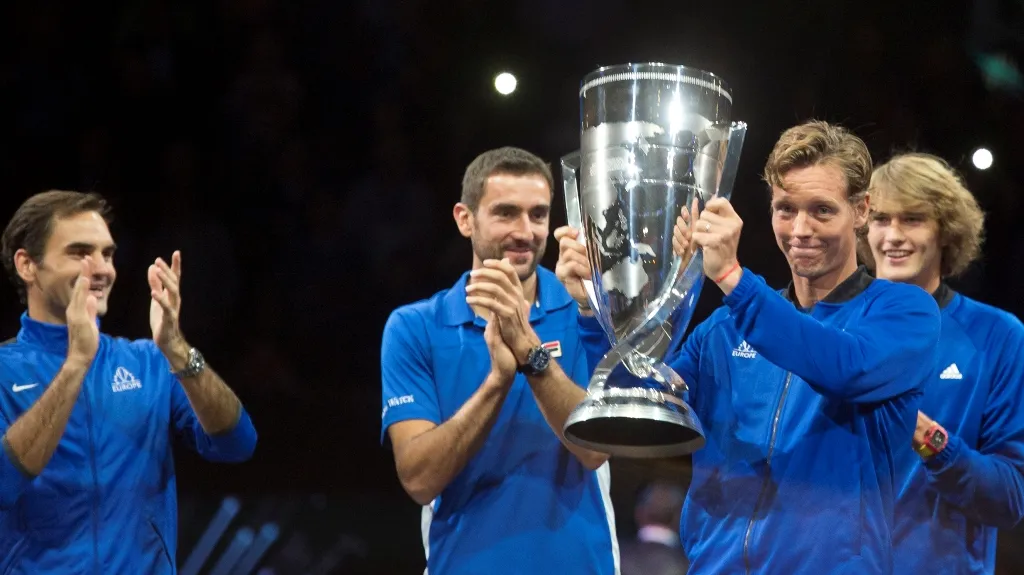 Tomáš Berdych s trofejí pro vítěze Laver Cupu