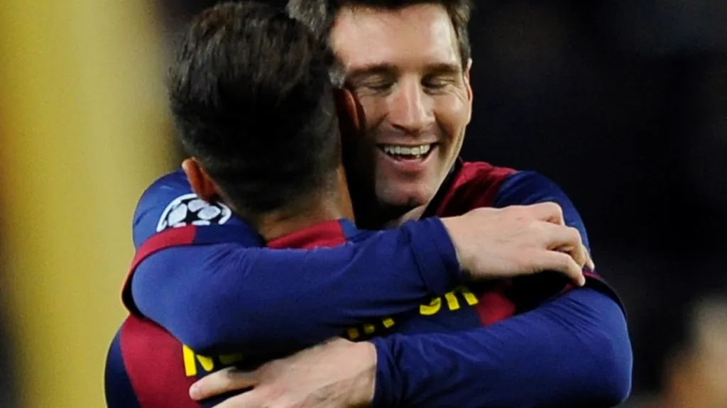 Lionel Messi v objetí s Neymarem