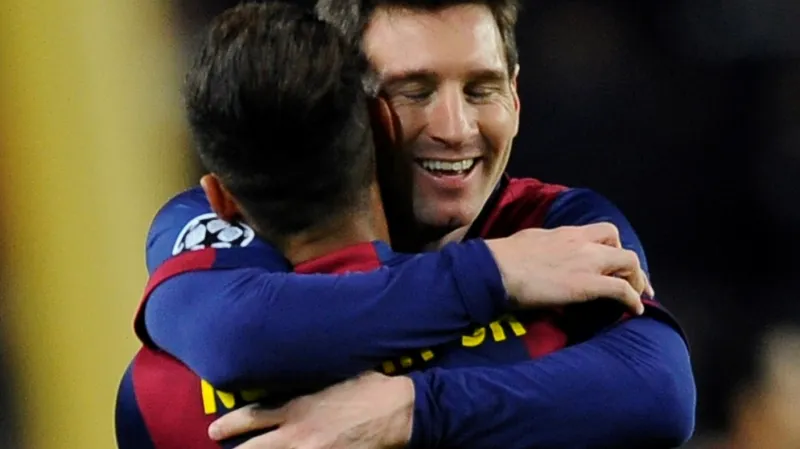 Lionel Messi v objetí s Neymarem