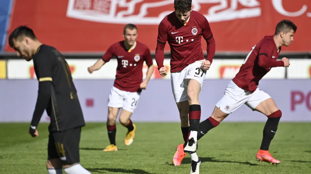 Ladislav Krejčí mladší ze Sparty se raduje z gólu v síti Jablonce