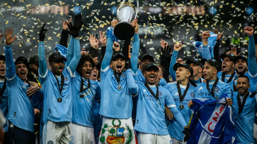 Hráči New Yorku s vítěznou trofejí