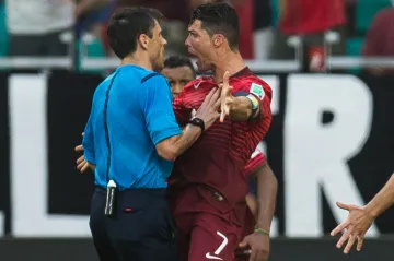 Konfrontace rozhodčího s Cristianem Ronaldem (Portugalsko)