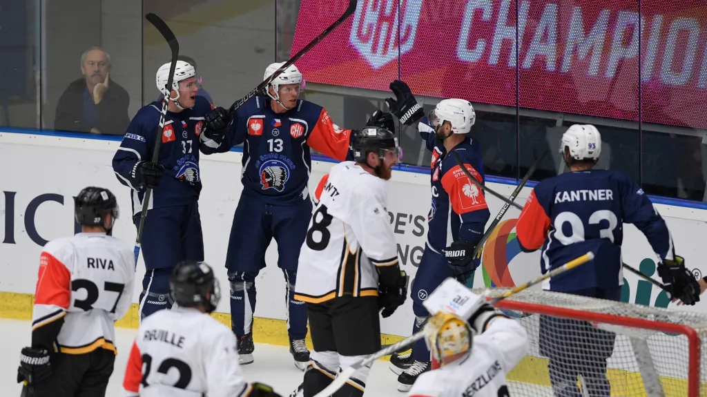 Hokejisté Plzně se radují doma z gólu v síti Lugana