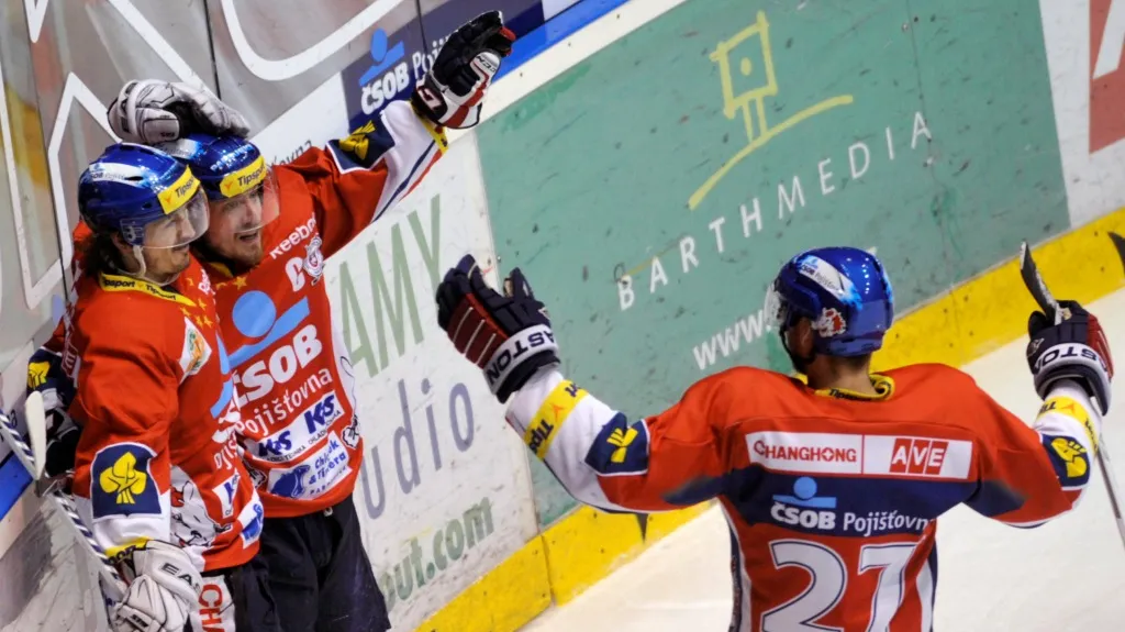 Pardubičtí hokejisté se radují z gólu