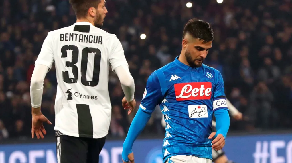 Neapolský Lorenzo Insigne poté, co nedal penaltu proti Juventusu