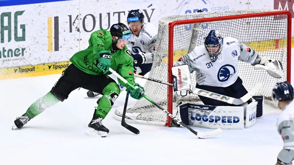 Plzeňský brankář Nick Malík čelí šanci Mladé Boleslavi