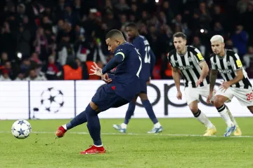 Mbappé dává z penalty v zápase PSG – Newcastle na 1:1