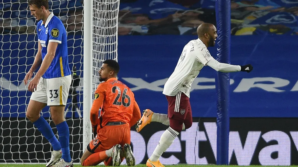 Alexandre Lacazette oslavuje gól Arsenalu v Brightonu