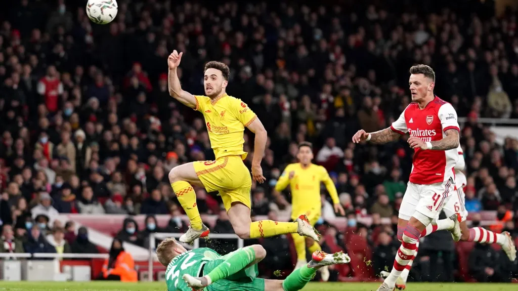 Diogo Jota dává povedeným lobem gól Arsenalu