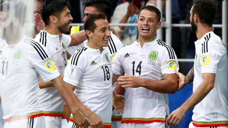 Javier "Chicharito" Hernández (č. 14) se spoluhráči z Mexika
