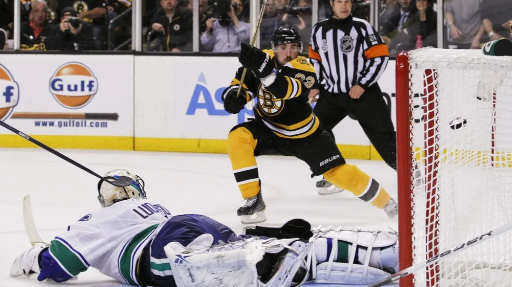 Brad Marchand skóruje do sítě Vancouveru