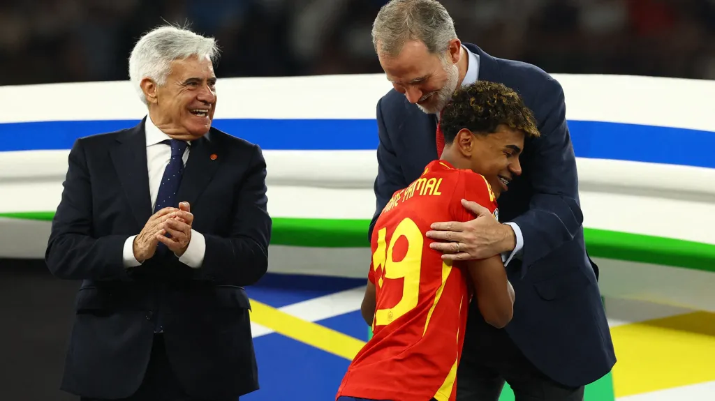 Lamine Yamal s králem Filipem VI. po finále ME