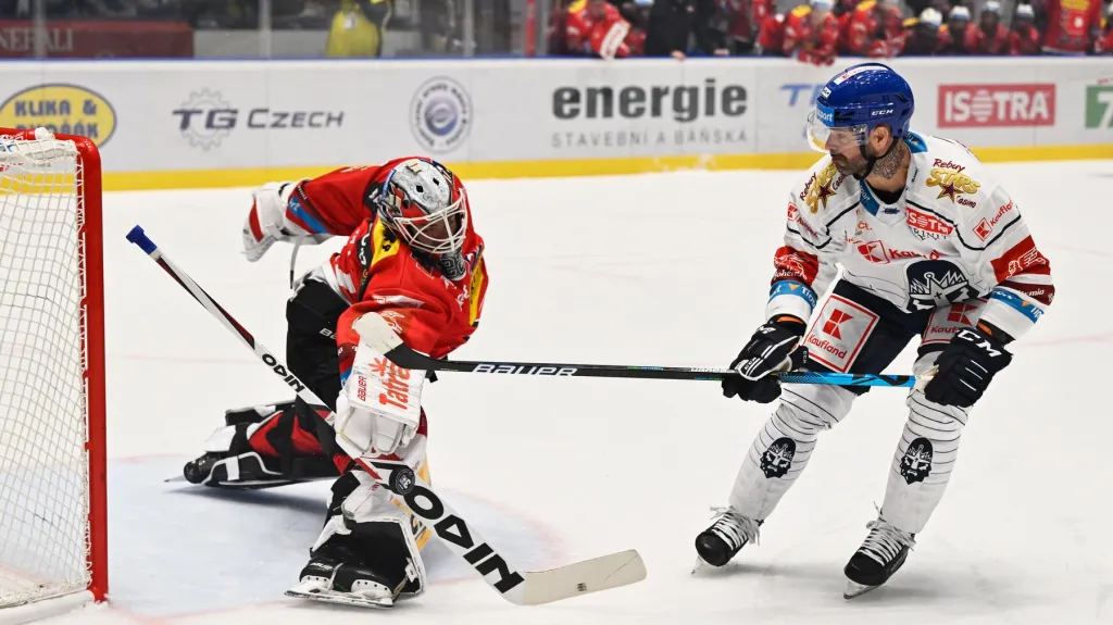 Kladenský Jakub Klepiš v nájezdu na Romana Willa z Pardubic