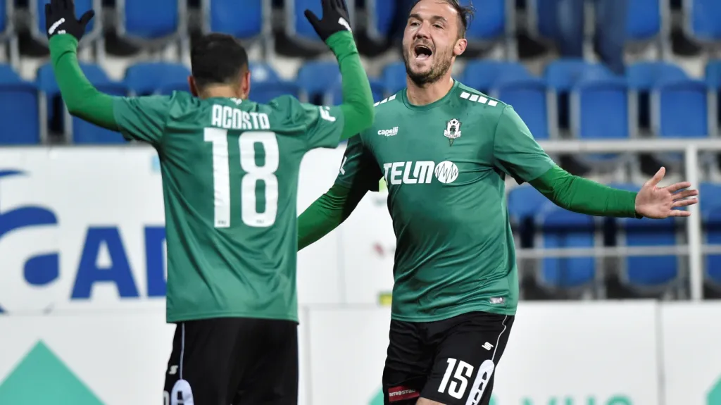 Martin Doležal z Jablonce (vpravo) oslavuje vstřelený gól