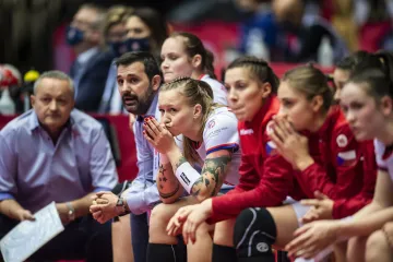 České házenkářky na lavičce v pozadí s trenérem Janem Bašným