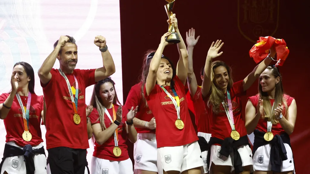 Španělské fotbalistky s trofejí po vítězství na mistrovství světa