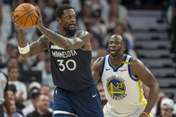 Julius Randle a Draymond Green v utkání Minnesoty s Golden State