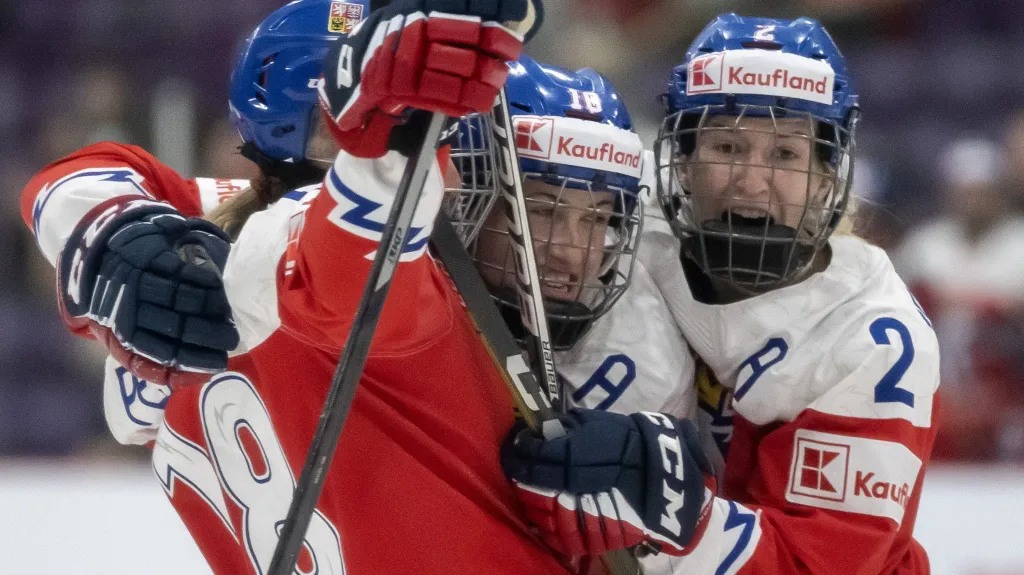 Michaela Pejzlová (18), Denisa Křížová (10) a Aneta Tejralová (2) oslavují gól