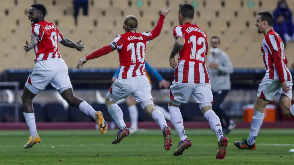 Radost hráčů Athleticu Bilbao po rozhodujícím gólu v prodloužení