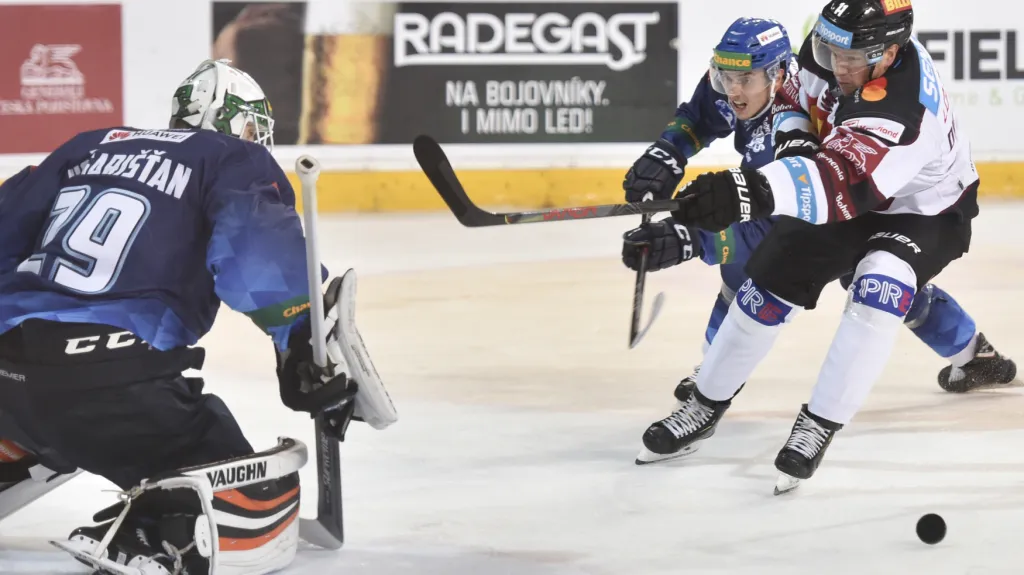 Kladenský brankář Andrej Košarištan čelí Davidu Dvořáčkovi ze Sparty