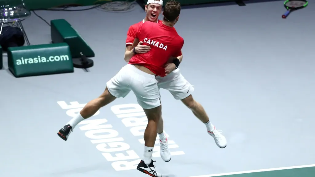 Vasek Pospisil se raduje s Denisem Shapovalovem