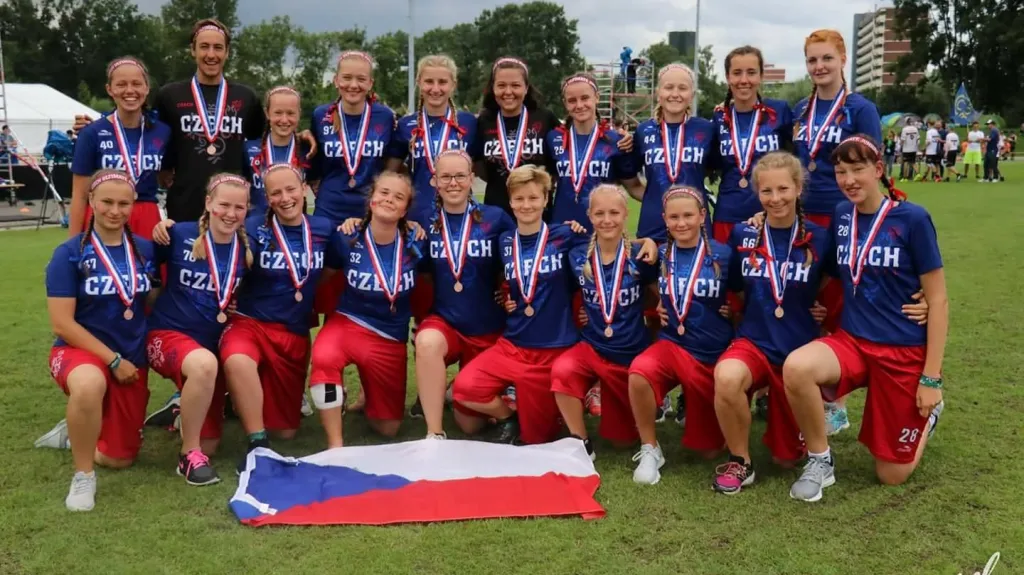 České reprezentantky ve frisbee ultimate se radují z bronzu