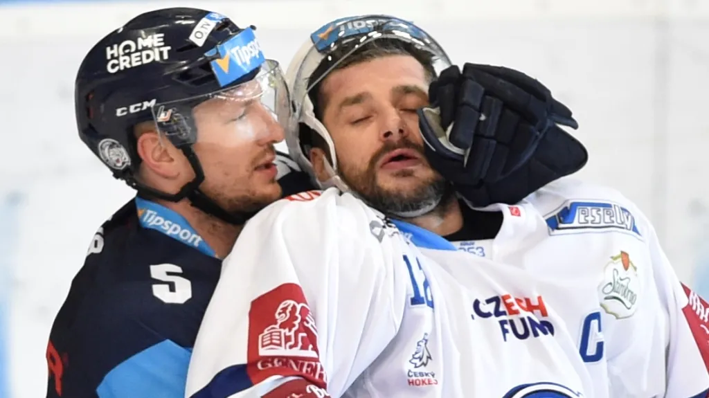 Ladislav Šmíd z Liberce objímá Leoše Čermáka z Brna