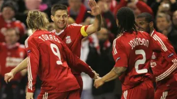 Steven Gerrard s hráči Liverpoolu