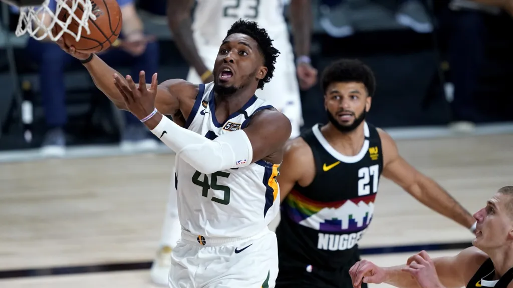 Donovan Mitchell z Utahu v utkání s Denverem