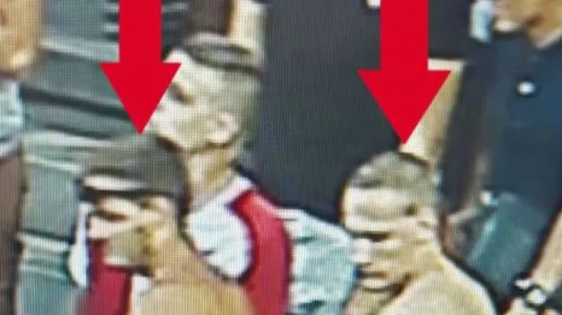 Policie hledá ty, jež házeli na Slavii pyrotechniku