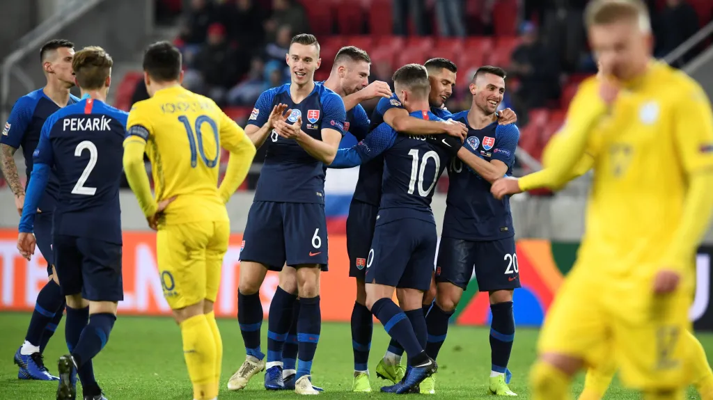 Fotbalisté Slovenska se radují z gólu v síti Ukrajiny