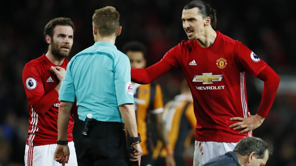 Nespokojení Juan Mata (vlevo) a Zlatan Ibrahimovic z Manchesteru United