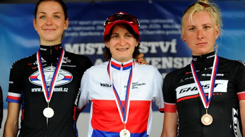 Pódium po závodu s hromadným startem na MČR žen
