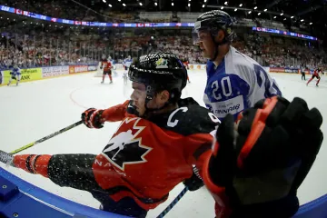 Connor McDavid z Kanady (vlevo) a Sebastian Aho z Finska