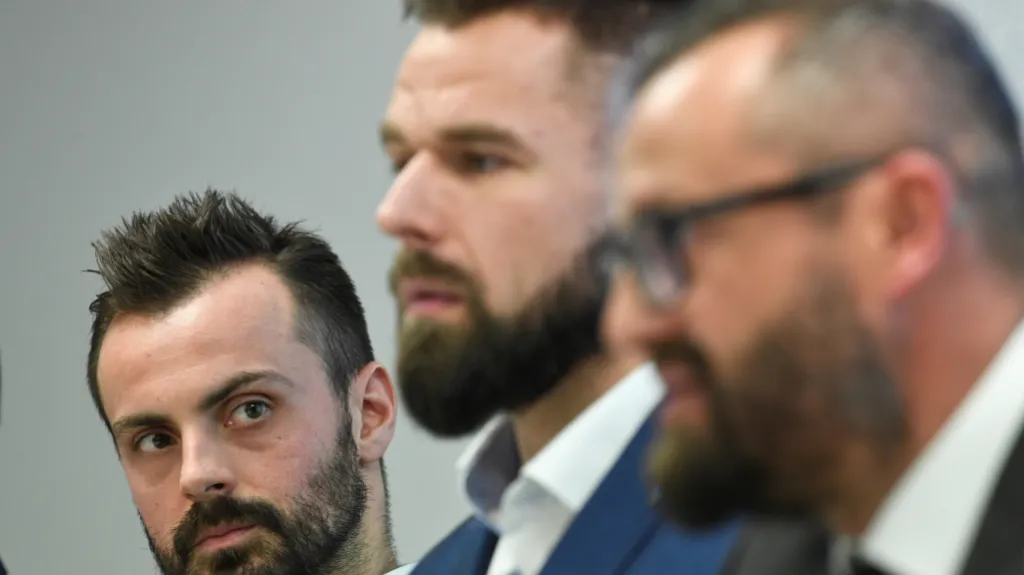 Michal Řepík ze Sparty (vlevo) sleduje Milana Gulaše z Plzně (uprostřed) a Libora Zbořila (šéf CAIHP)