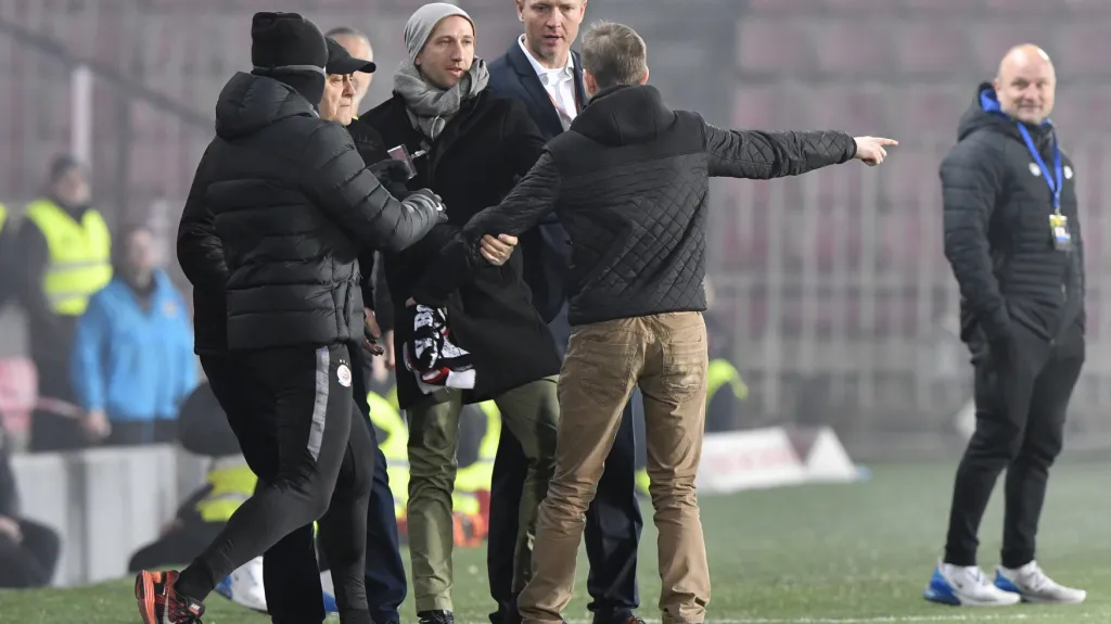 Trenér Václav Jílek a nespokojený fanoušek