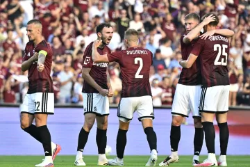 Fotbalisté Sparty se podporují před ligovým zápasem