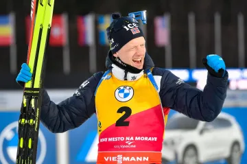 Slavící Johannes Thingnes Bö po sprintu v Novém Městě na Moravě