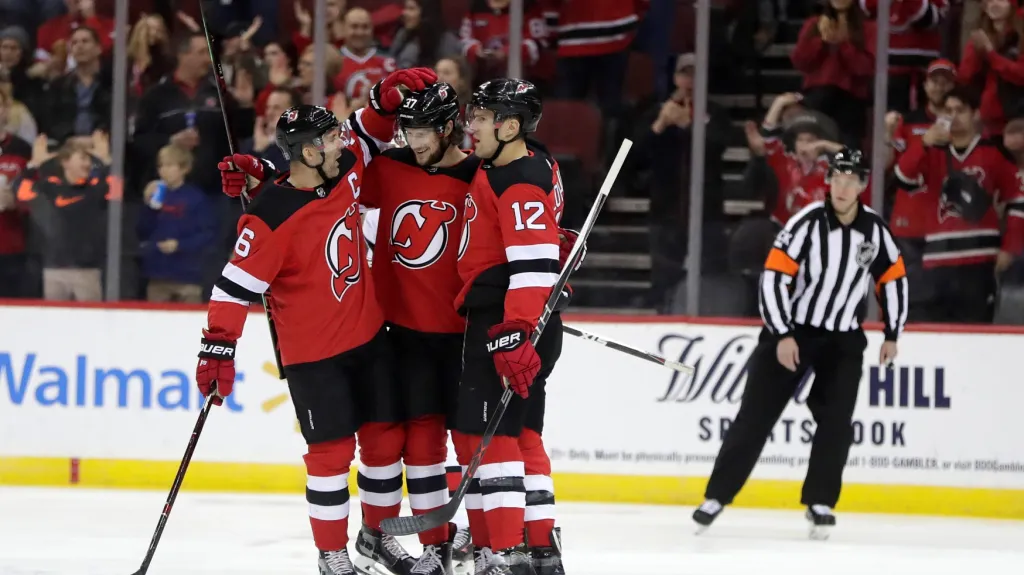 Pavel Zacha (uprostřed) se raduje z branky