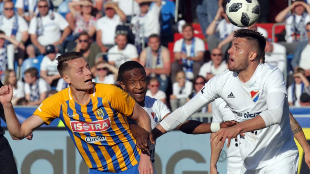 Patrizio Stronati z Ostravy (vpravo) v hlavičkovém souboji s Dominikem Simerským z Opavy