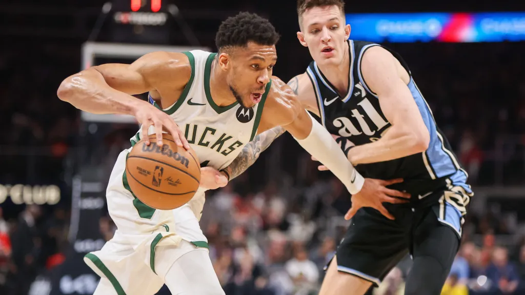 Vít Krejčí brání Giannise Antetokounmpa