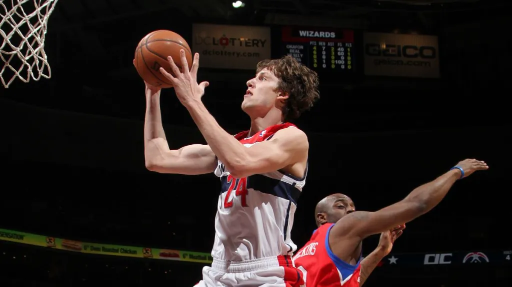 Basketbalista Jan Veselý v utkání s Philadelphií