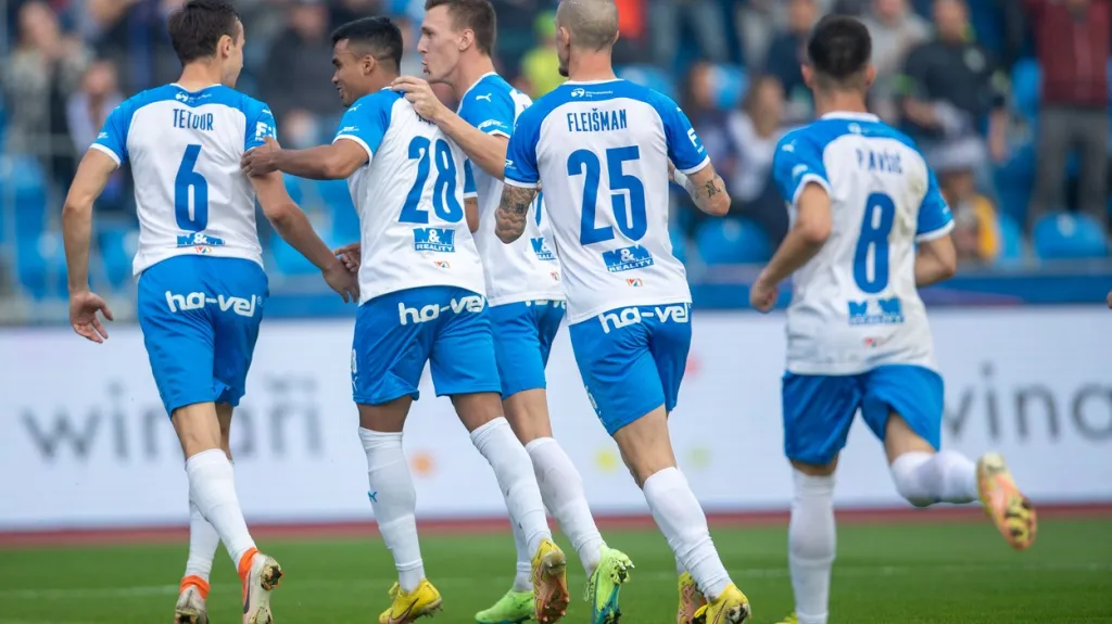 Fotbalisté Baníku se radují z gólu