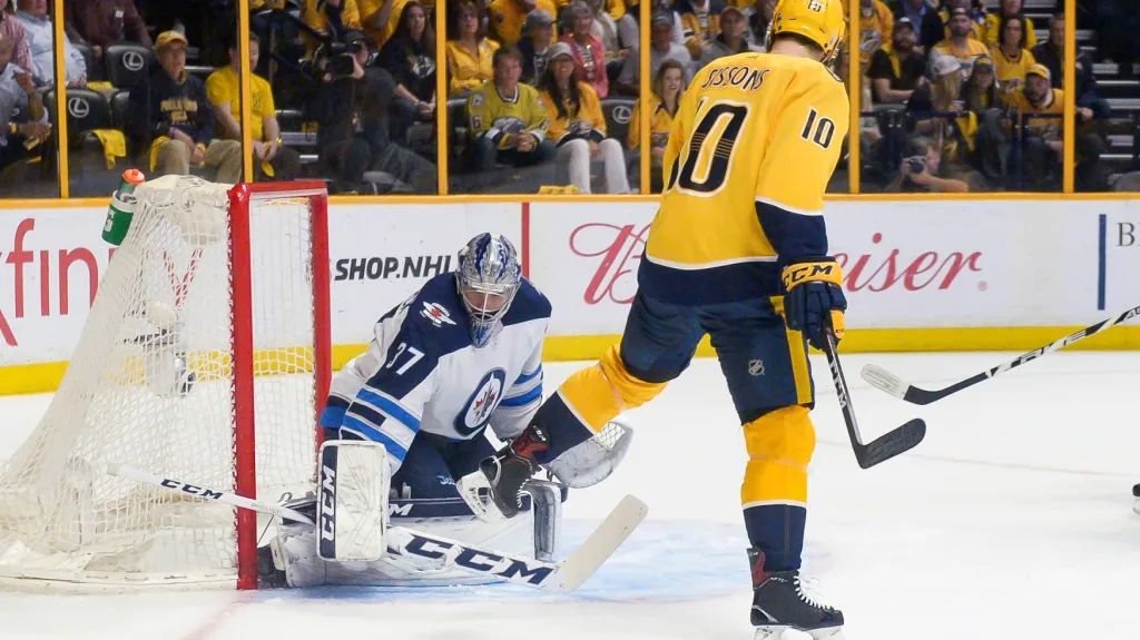 Connor Hellebuyck v akci