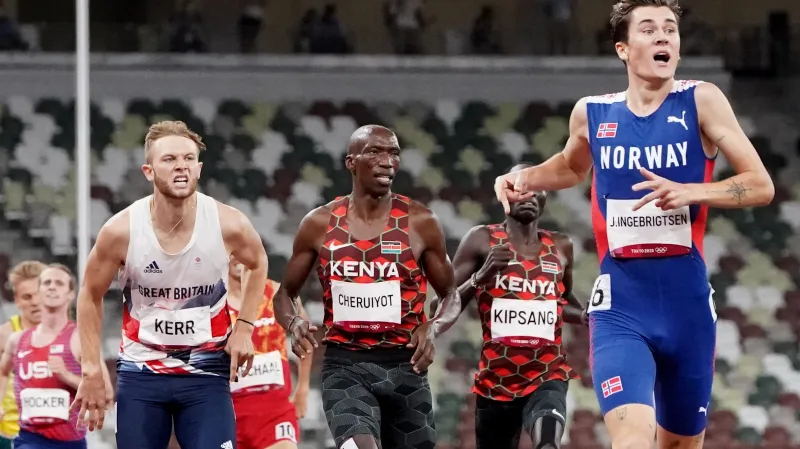 Jakob Ingebrigtsen ve finiši závodu na 1500 metrů