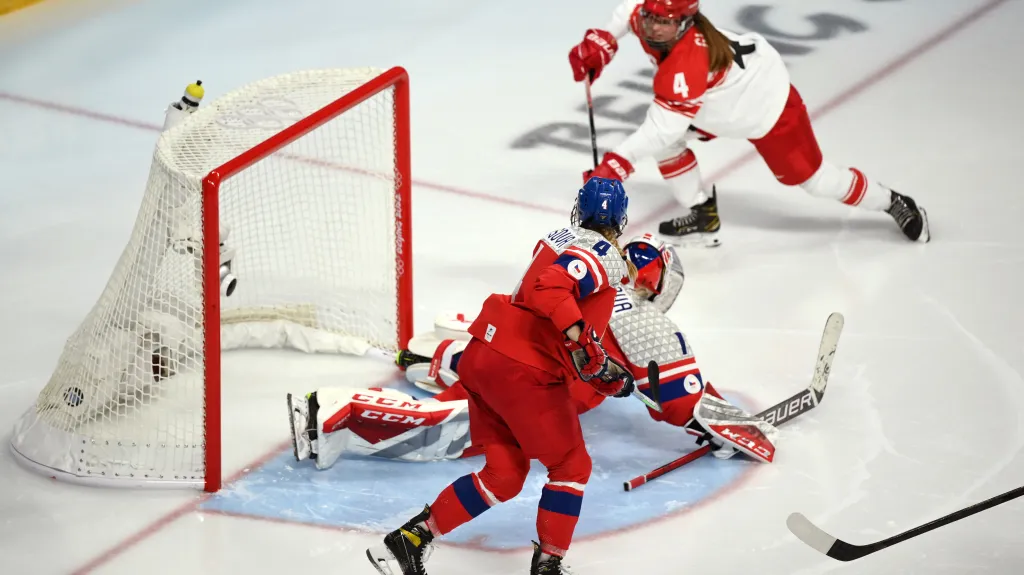 Dánská hráčka Silke Gludová dává gól do české sítě