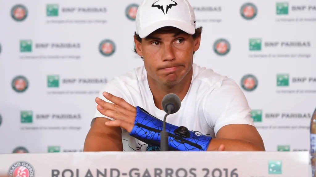 Rafael Nadal se zraněným zápěstím