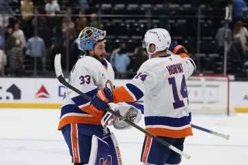 Bo Horvat gratuluje Davidu Rittichovi